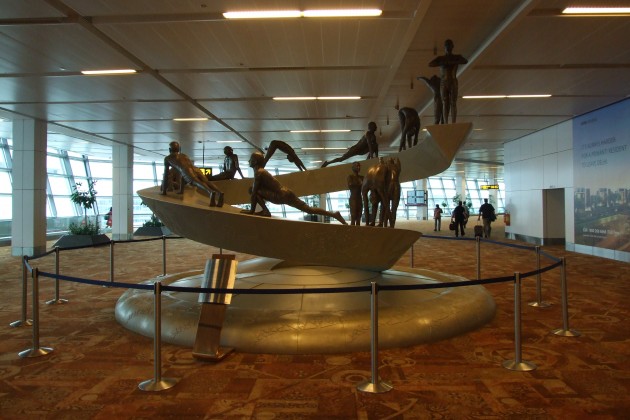Surya_Namaskar_sculpture_at_IGIA_T3