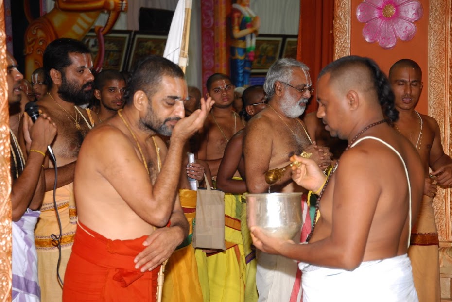 SwamiTakingTheertham